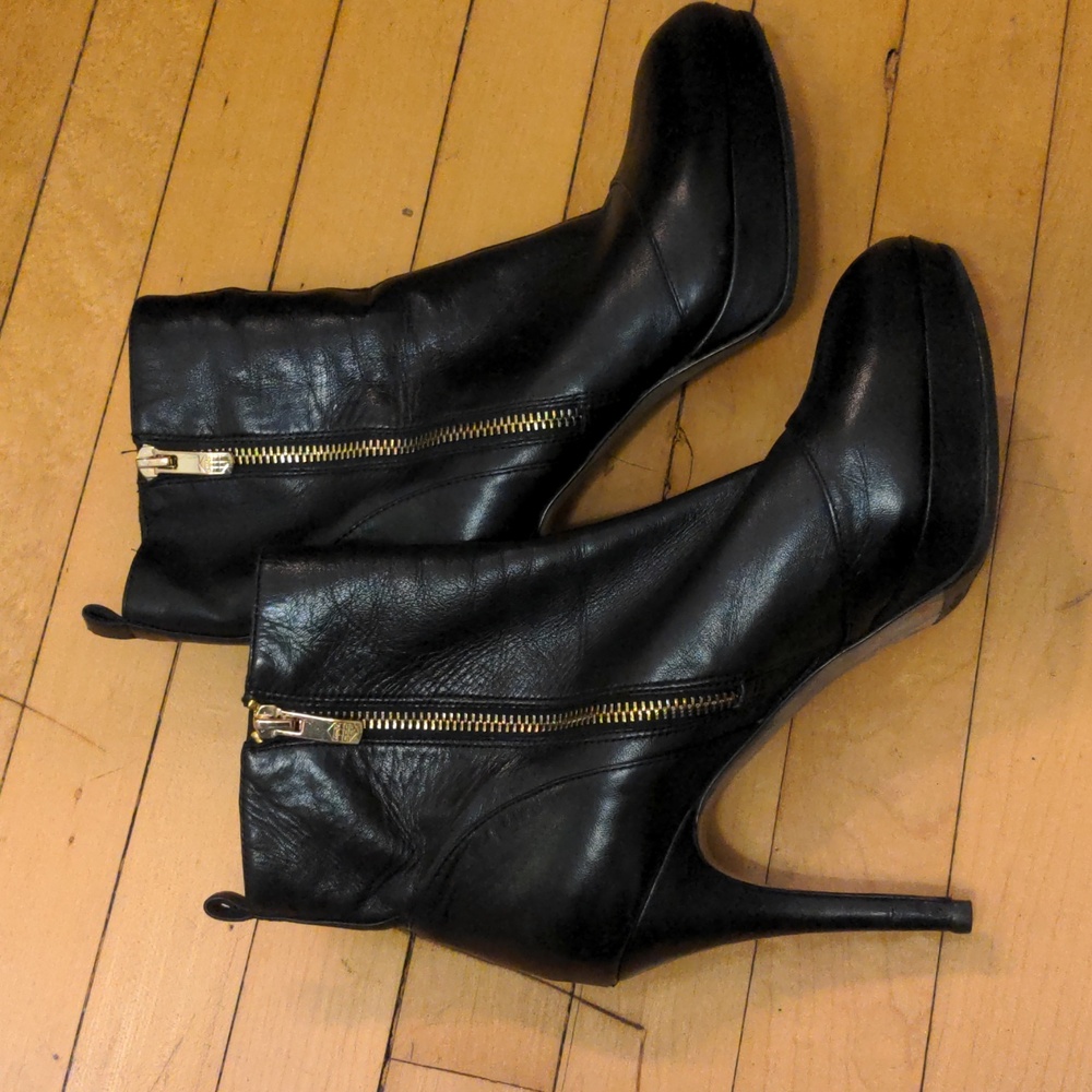 Vince Camuto size 8.5 leather heeled zipper booties